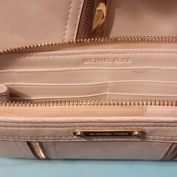 Micheal  kors used purse and wallet - Picture 12 of 12
